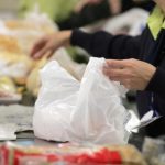 Supermercados sem sacolas plásticas devem oferecer alternativa gratuita