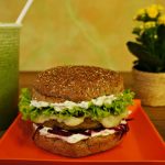 Você sabe como é feito o veganburger do Atma Veg?