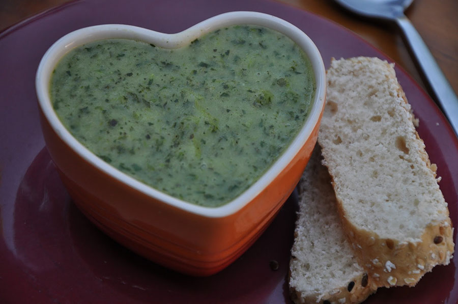 sopa-vegetariana-de-brocolis-e-batata